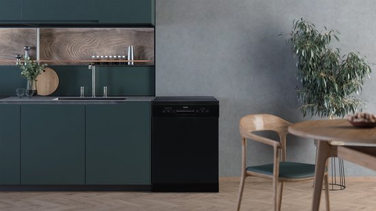 Zwarte vaatwasser in een moderne keuken met houten tafel.