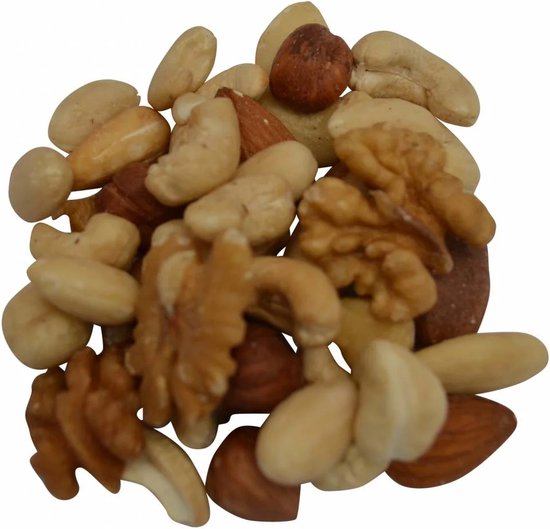 Een hoop ongebrande, ongezouten noten, waaronder walnoten, cashewnoten, amandelen en hazelnoten.