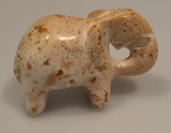 Nog meer sfeer in uw woonomgeving met deze prachtig handgemaakte mini olifant. Een bijzonder olifantje gemaakt van speksteen, een zachte natuursteen. Vind een gezellig plekje in je huis of in de werkkamer. Voor uzelf of als cadeau.