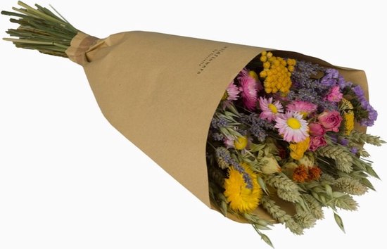 Boeket wilde bloemen in bruin papier gewikkeld met roze, paarse, gele en oranje bloemen.