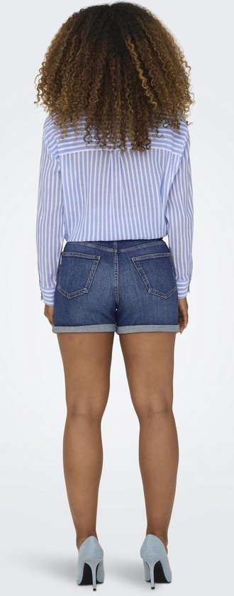 Achterkant van een vrouw in blauwgestreepte blouse en denim shorts met opgerolde zoom.