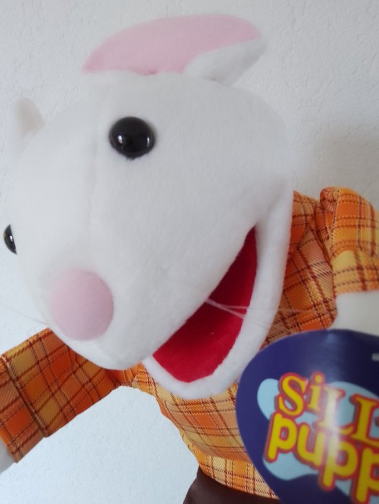 Close-up van een witte muis handpop met grote roze oren en een oranje geruite blouse.