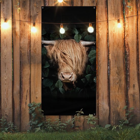 Tuinposter 80x160 cm - Tuindecoratie Schotse hooglander - Dier - Flora - Poster voor in de tuin - Buiten decoratie - Schutting tuinschilderij - Tuindoek muurdecoratie - Wanddecoratie balkondoek