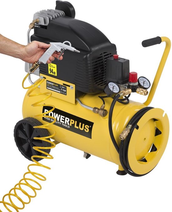 Hand houdt een grijs blaaspistool vast op een gele Powerplus compressor met zwarte motor.