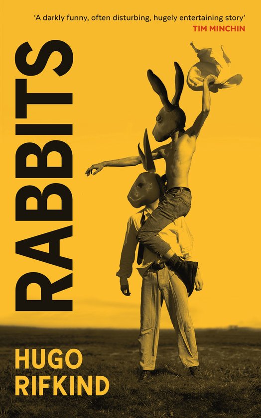Boekcover met de titel 'Rabbits' en de naam 'Hugo Rifkind'. Twee mannen met konijnenmaskers staan op een grasveld. Een man met konijnenmasker zit bovenop een andere man met konijnenmasker.