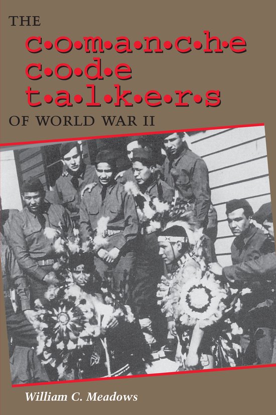Boekomslag met de titel 'The Comanche Code Talkers of World War II' en een zwart-witfoto van Comanche-codekluizenaars in traditionele kledij.