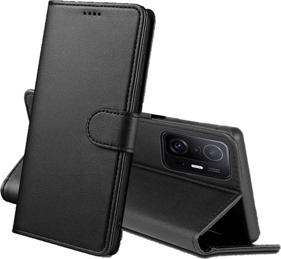 Étui de téléphone noir à rabat magnétique, ouvert et en position debout.