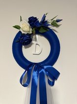 AUTODECO.NL Luxe Geboorte Krans met letter D - Voordeur Krans - Baby Krans - Geboorte Versiering Jongen - Deur Krans - Blauwe Deur Decoratie - Cadeau voor Geboorte - Baby Boy - Babyshower - Kraamcadeau - Geboortecadeau voor een Jongen