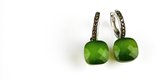 Zilveren oorringen oorbellen model pomellato gezet met kaki groene steen