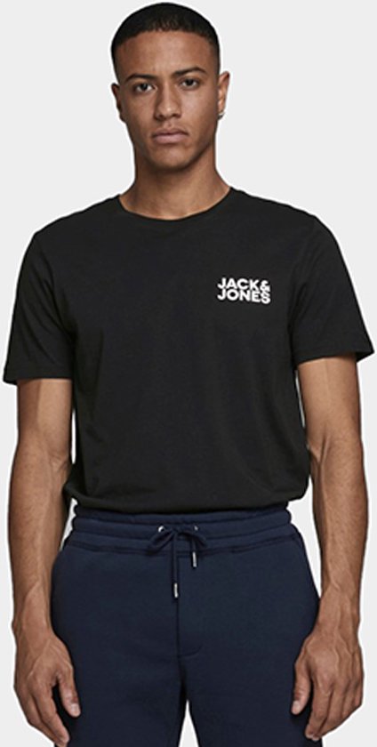 Zwarte Jack & Jones t-shirt met korte mouwen en ronde hals, gedragen door een man met marineblauwe joggingbroek.