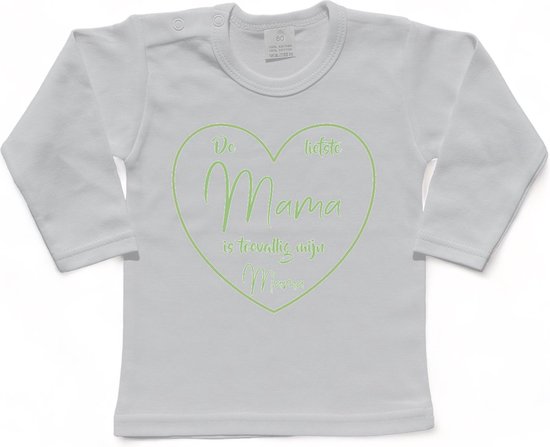 T-shirt Kinderen "De liefste mama is toevallig mijn mama" Moederdag | lange mouw | Wit/sage green (salie groen) | maat 80