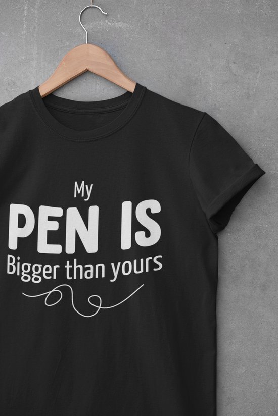 Shirt - My pen is bigger then yours - Wurban Wear | Grappig shirt | Leuk cadeau | Unisex tshirt | Meme shirt | Vaderdag | Dirty shirt | Zwart