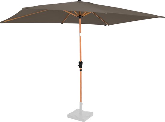 Parasol rectangulaire taupe, ouvert, avec rayons et mât en bois.
