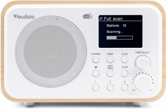 Gedetailleerde voorkant van een witte retro radio met houten zijkanten, toont 'Full scan'.