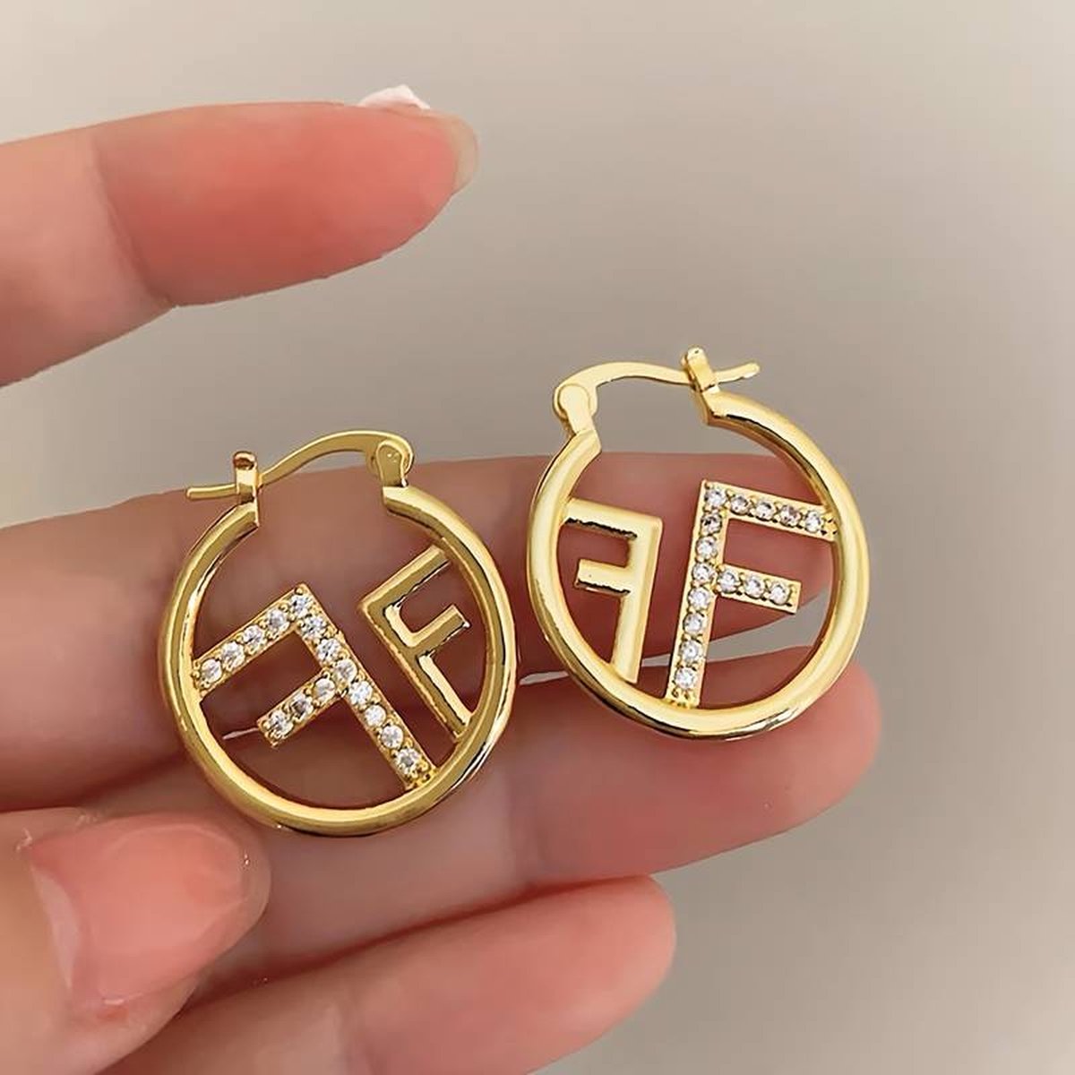 Oorbellen goudkleur met strass letter F