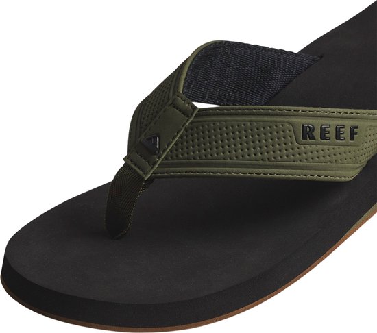 Zwarte slipper met olijfgroene band met textuur en 'REEF'-logo.