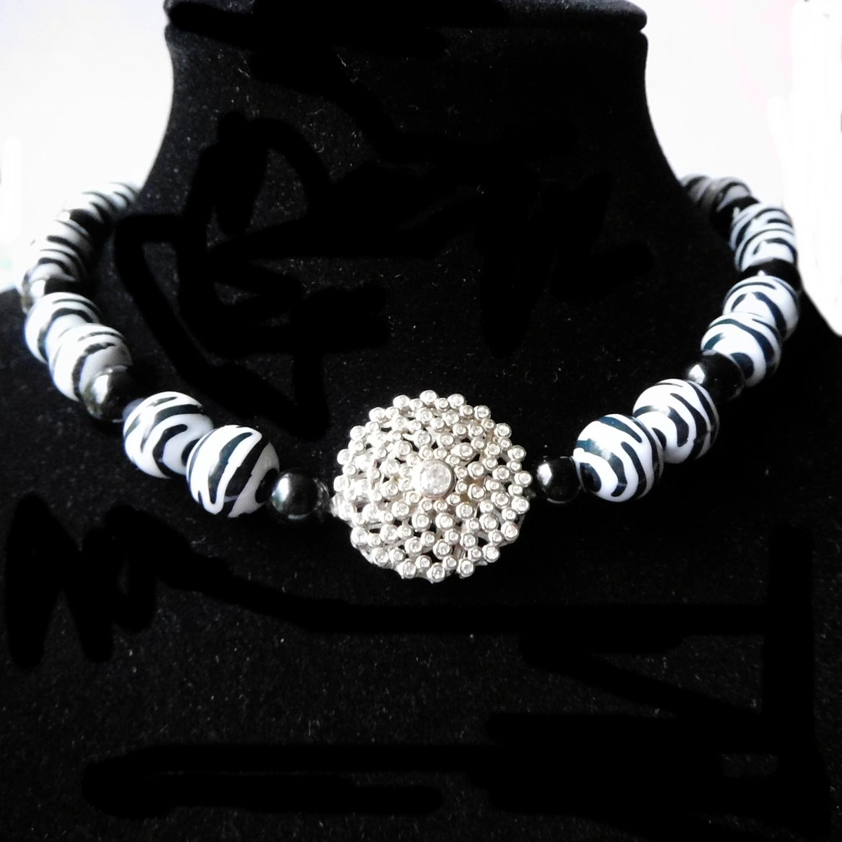 Hetty'S - Ravissant collier - Howliet en Onyx kralen - Groot zilver(925) slot -