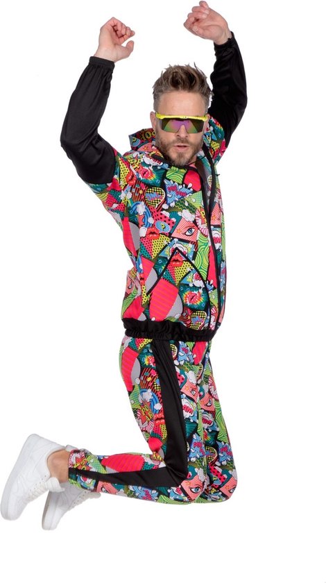 Man in pop-art trainingspak met cartoonogen en 'POP' teksten, springend.