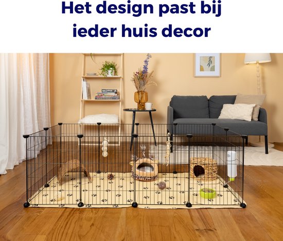 Een beige fleece liner met pootjesprints in een open ren, passend bij elk interieur.