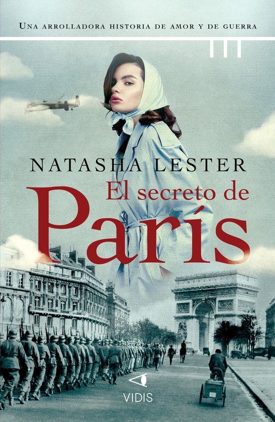 Een vrouw met een hoofddoek kijkt uit over Parijs met de Arc de Triomphe en soldaten op de voorgrond.
