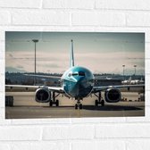 Muursticker - Vliegtuig - Vliegveld - Voertuig - Vleugels - Lucht - 60x40 cm Foto op Muursticker