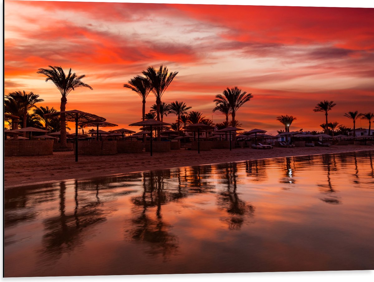 Dibond - Strand - Zee - Zonsondergang - Parasols - Palmbomen - 80x60 cm Foto op Aluminium (Wanddecoratie van metaal)