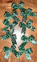 9 strikjes groen met witte stippen - gestippeld - strik stof - stoffen strikje met puntjes - opnaaibaar voor knuffels, kaartdecoratie