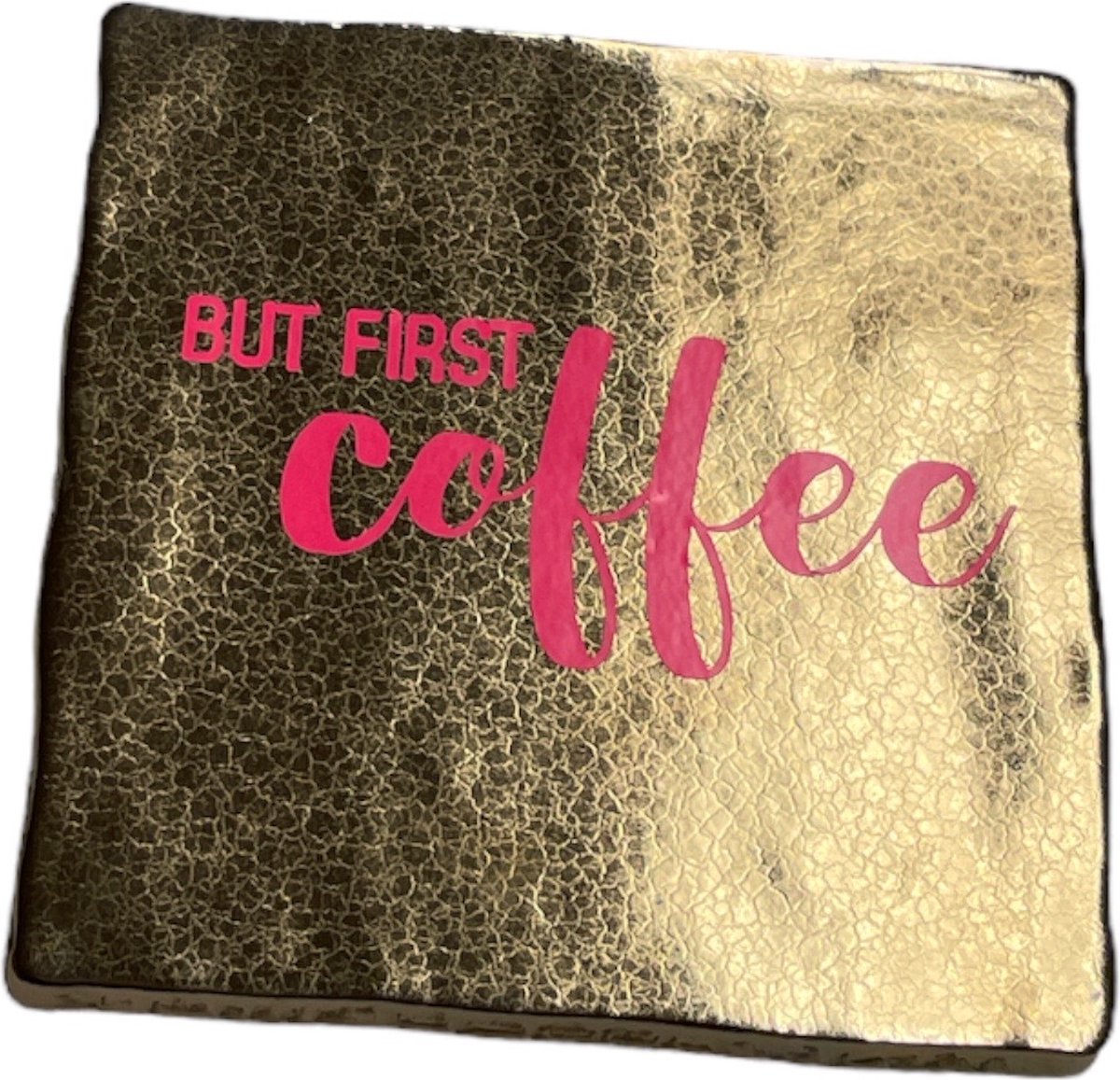 Bij ons onder de panne Hippe tegeltje met tekst: But first coffee | Goud met neon roze | Gepersonaliseerde cadeau | Hippe Spreuktegel | Nieuwe woning cadeau | Housewarming cadeau | Quote tegeltje met Koffie coffee