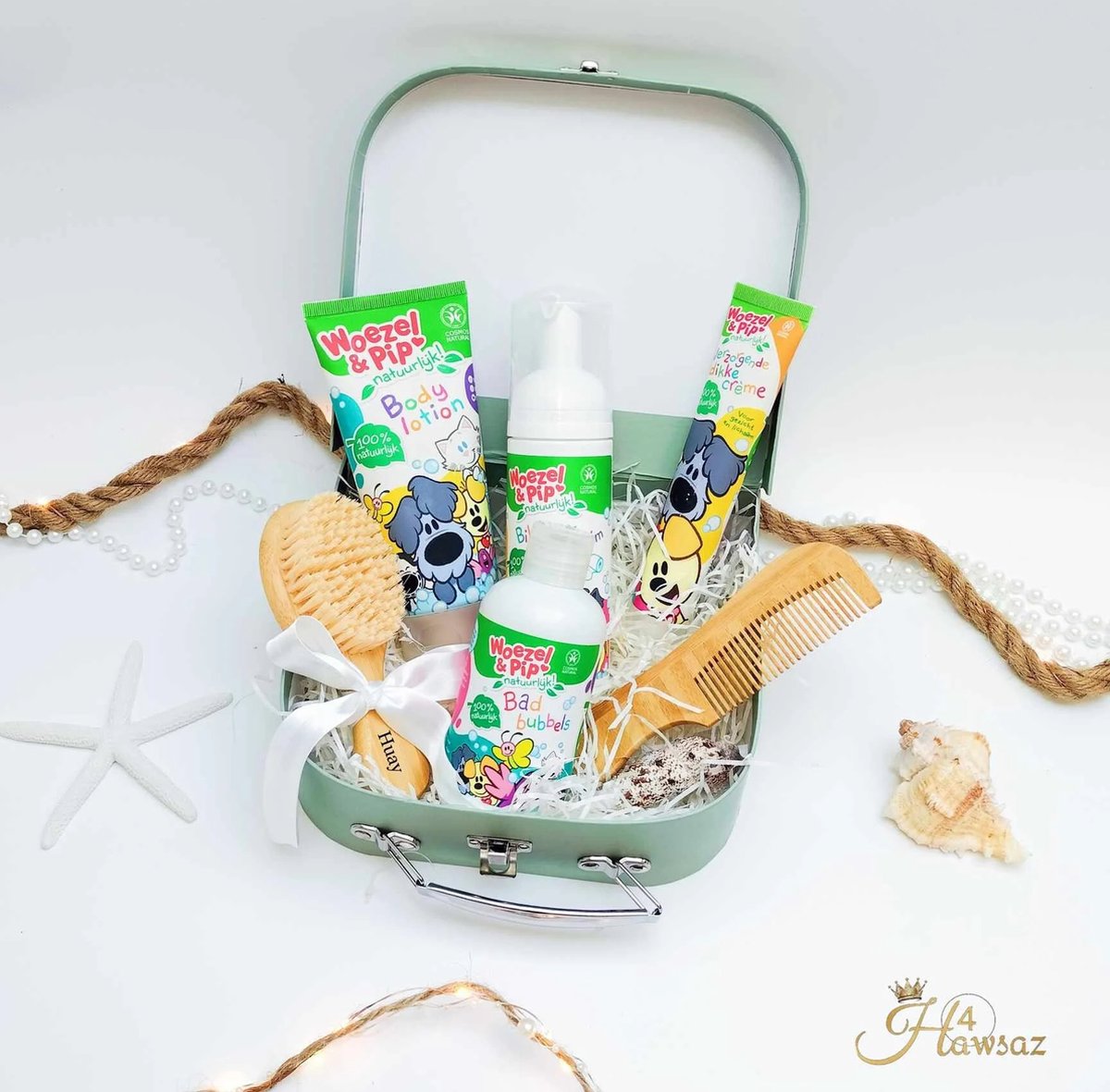 Goedkoopste Kraamcadeau 7 stuks - Hawsaz.nl cadeau - Baby koffertje - Babyverzorging - Bodylotion - Bad bubbels - Gepersonaliseerd - Kraampakket - Geboortecadeau - Babyshower cadeau - Houten Kam en borstel set - Genderneutraal babycadeau - Babygeschenkset