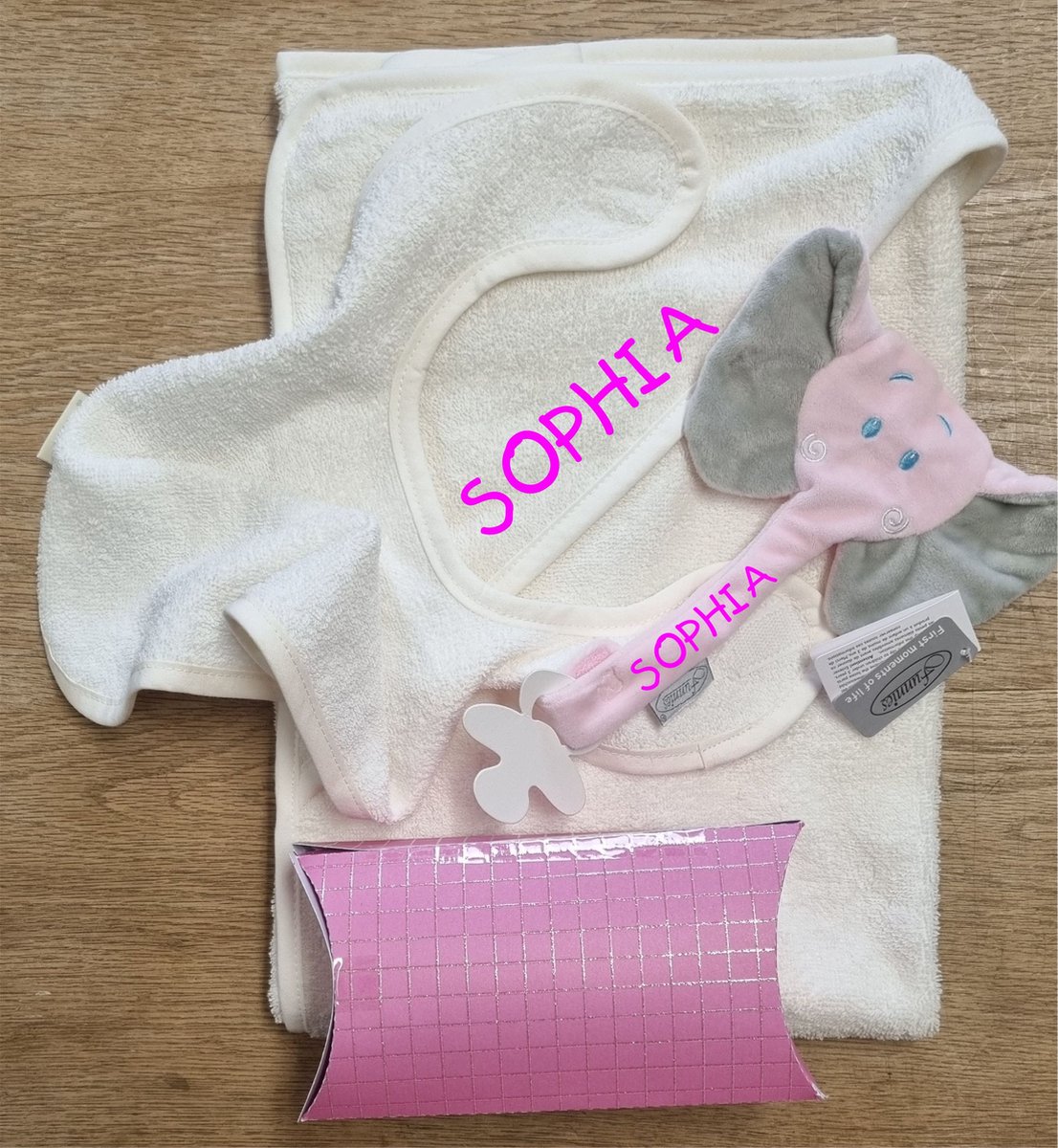 Goedkoopste Badcape van Funnies - Met Geborduurde Naam-Slabbetje-Speenhouder - baby shower