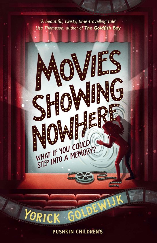 Boekcover met de titel 'MOVIES SHOWING NOWHERE'. Een meisje staat voor een draaikolk van herinneringen, met filmrollen op de grond.
