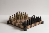 Disctrict Eight - jeu d'échecs exclusif - Essenhout - 4 pieds en acier noir - Pièces d'échecs en aluminium - Handgemaakt au Vietnam - Matériaux durables de haute qualité - y compris un ensemble de rangement -