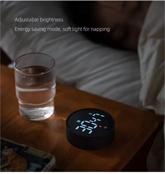 Zwarte digitale timer met helder LED-scherm, toont '0:00'. Naast een glas water op een nachtkastje.