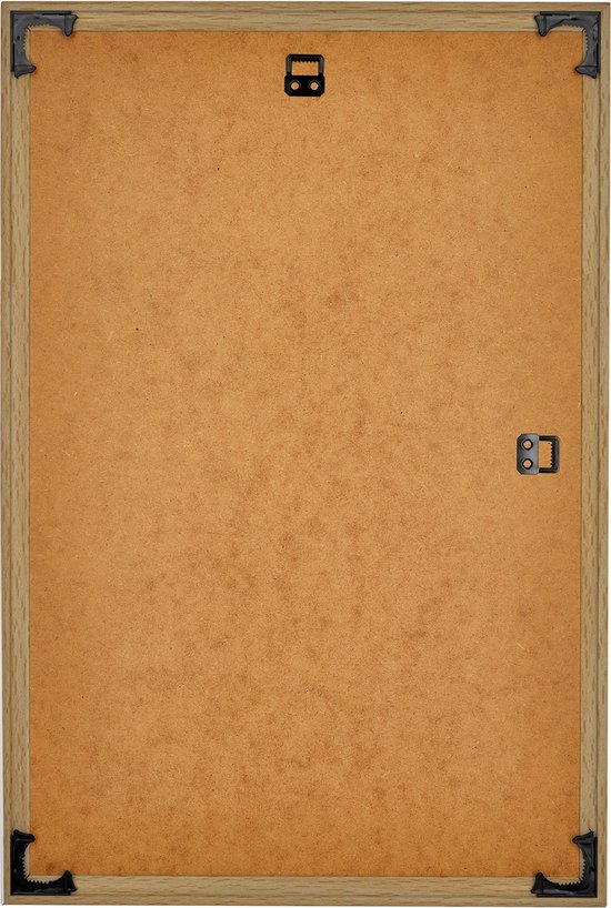 Achterkant houten fotolijst met ophangbeugels en bruine achterplaat.