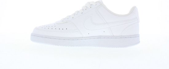 Zij-aanzicht van de witte leren Nike Court Vision Low dames sneaker.