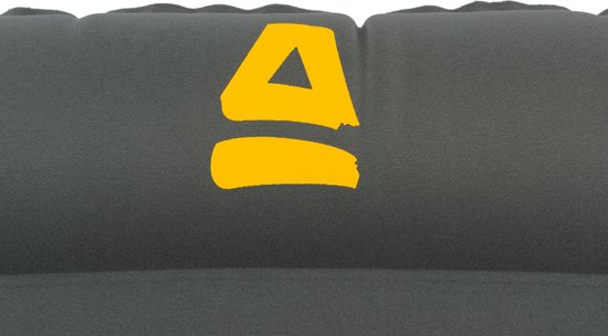Coussin gris foncé avec logo jaune composé d'un triangle et de deux barres.