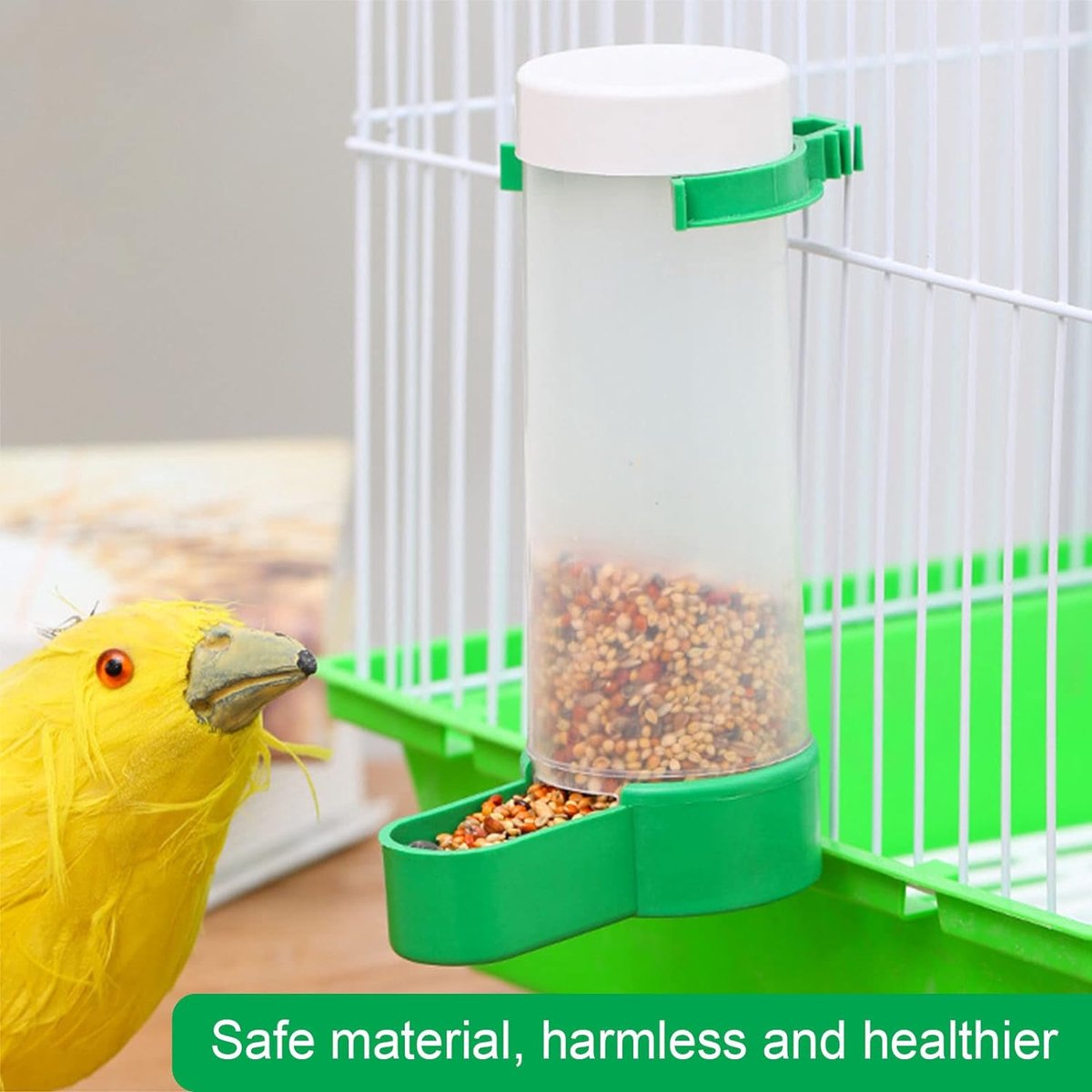Mees En Grote Plastic Die Fles Als Voeder Voor Vogels In De Winter Wordt Gebruikt 141332810