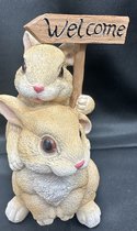 Decoratief polyresin dier "konijnen op elkaar met welcome" - meerkleurig - hoogte 15x11x6 cm - Woonaccessoires - Decoratieve beeldjes- Tuinaccessoires