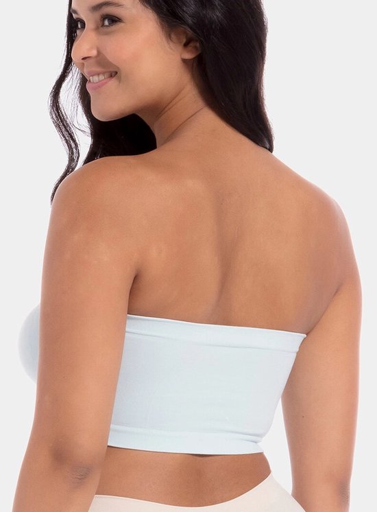 Model van achteren gezien, draagt een lichtblauwe strapless bh.
