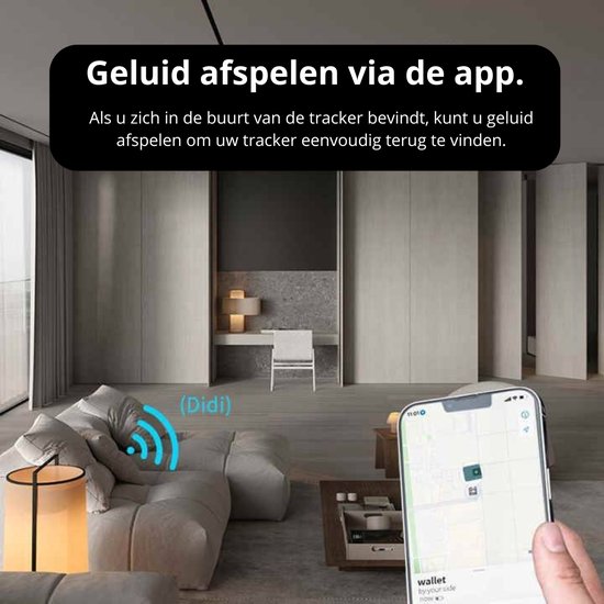 Man in woonkamer houdt iPhone vast met 'Find My' app. Geluid afspelen om tracker te vinden.