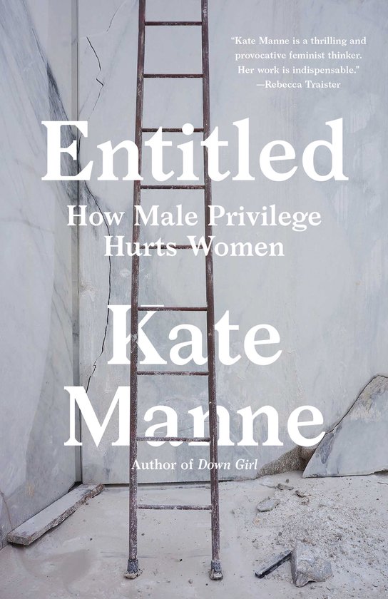 Livre "Entitled: How Male Privilege Hurts Women" par Kate Manne, avec une échelle devant un fond de marbre.