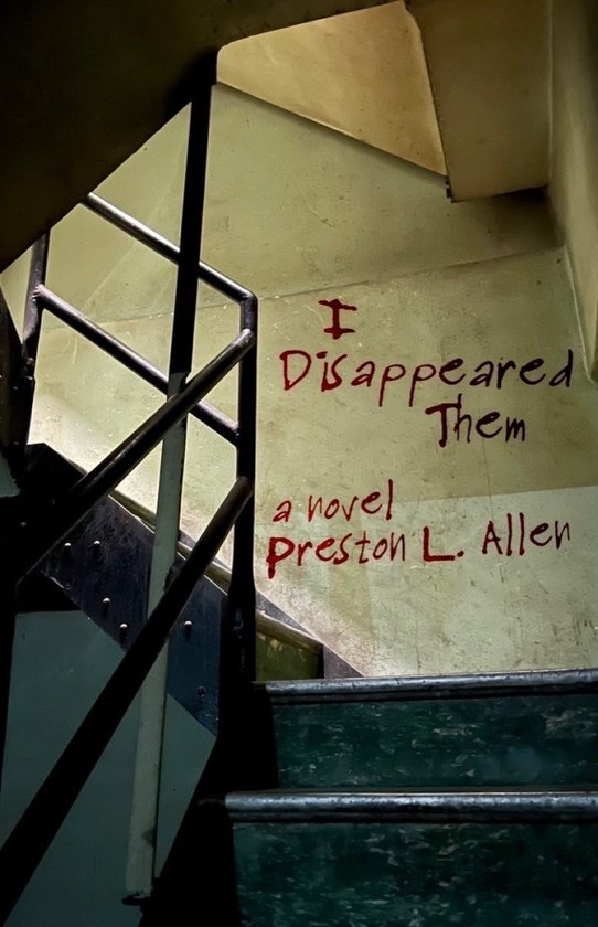 Boek: I Disappeared Them, een roman van Preston L. Allen, geschreven in bloedrode letters op een lichte muur naast een trap.