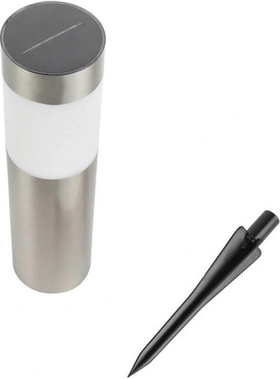 Zilverkleurige solar paal met witte verlichting en een grondspie op witte achtergrond.