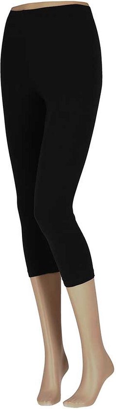 Zwarte capri legging op een paspop, tot halverwege de kuit.