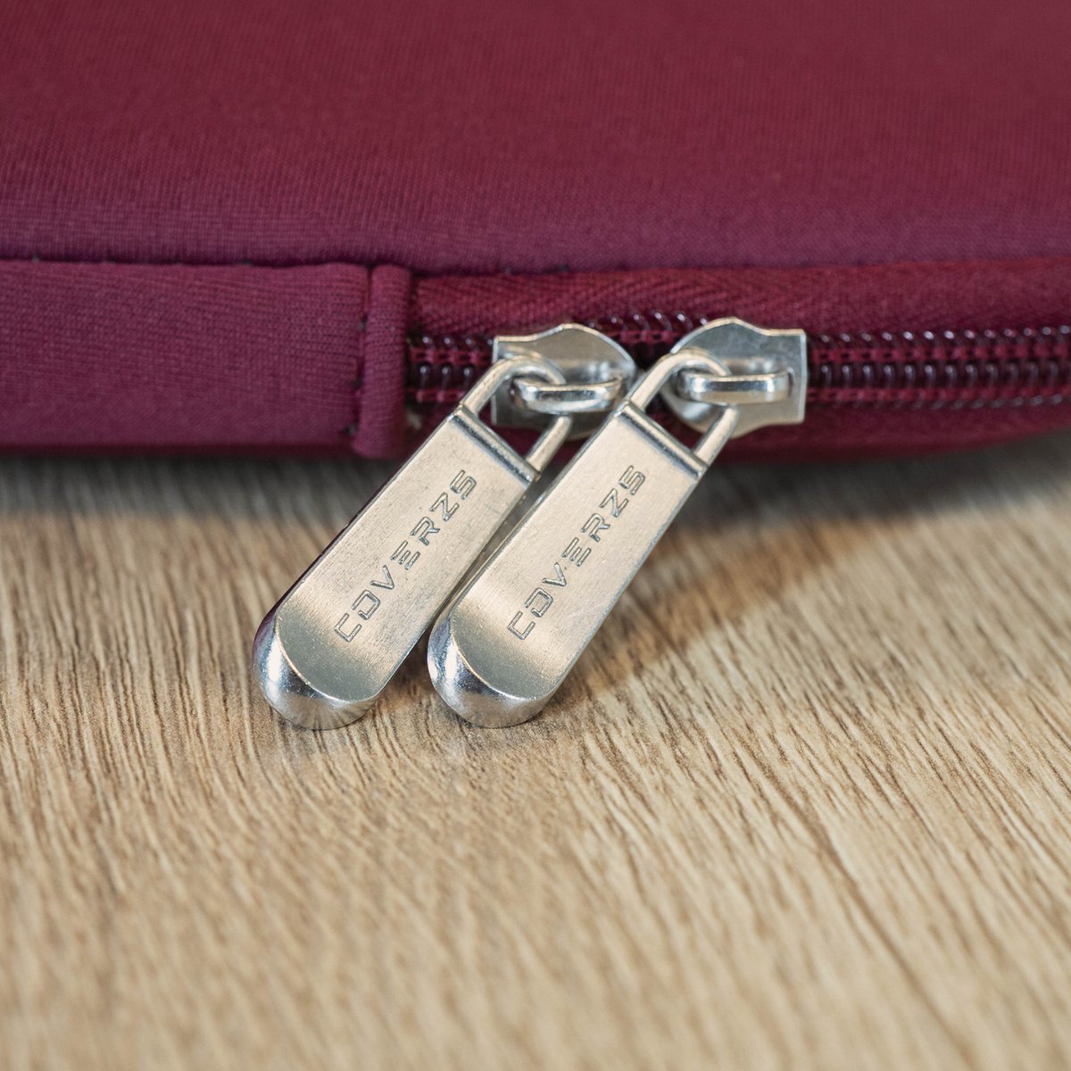 Laptophoes 15,6 inch bordeaux waterafstotend krasbestendig soft velvet binnenkant met ritssluiting, lichtgewicht - Afbeelding 4