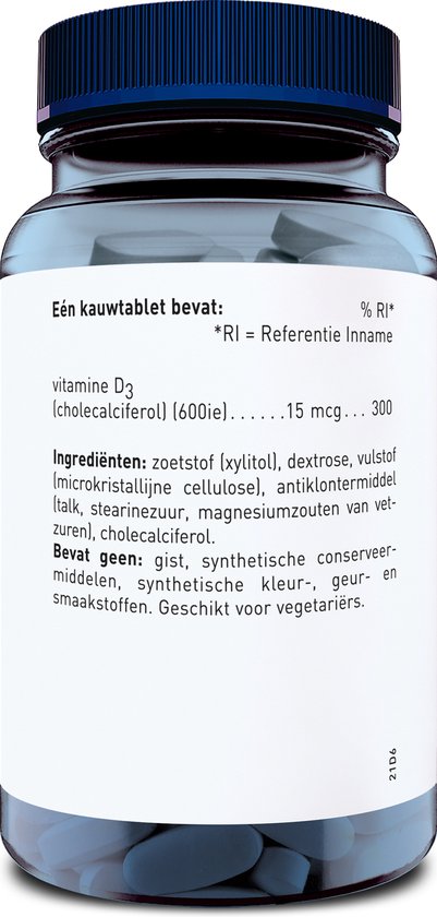 Achterkant fles Orthica Dino D kauwtabletten. Bevat vitamine D3. Gemaakt van 100% gerecycled plastic.