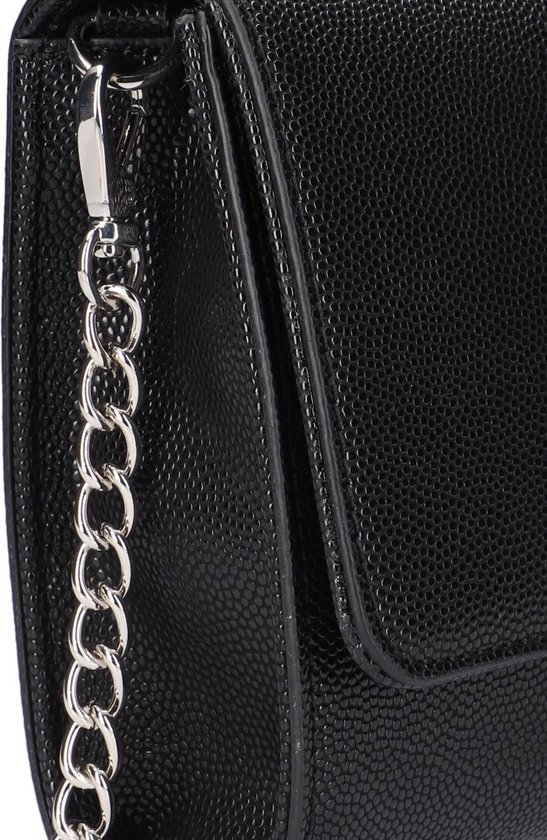 Detail van de zilverkleurige ketting aan de zijkant van een zwarte clutch.