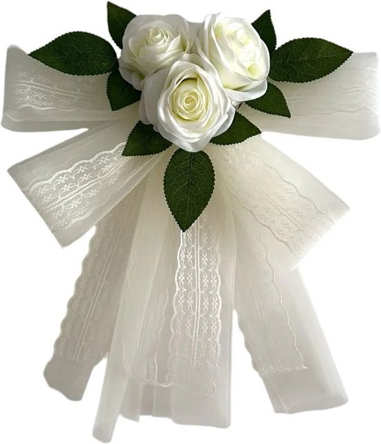 Crèmekleurige strik met kant, versierd met drie crèmekleurige rozen en groene bladeren.