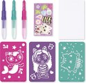 Losse onderdelen van het Gabby's Poppenhuis knutselpakket: spraypennen, stickers, wit papier, sjablonen met katten-, Gabby- en visvormen.