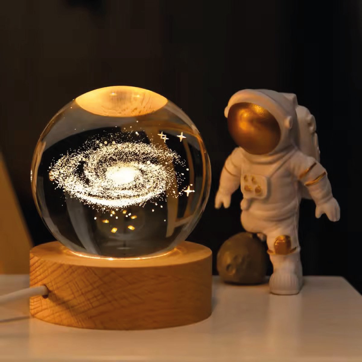 Klarigo® Nachtlamp – 3D LED Lamp – Glazen Bol – Warm Licht – Bureaulamp – Nachtlampje Kinderen – Creative lamp